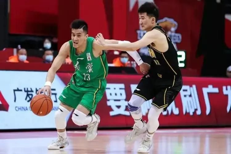 两个身穿黑西装的保镖搬上来一把太师椅，搀扶着宋老爷子在太师椅上坐了下来。